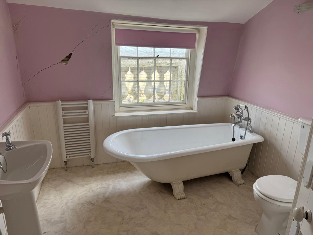 Lot: 81 - FREEHOLD SEAFRONT FIVE STOREY HOME WITH PARKING AND BEAUTIFUL BEACH AND SEA VIEWS - The Top Floor Bathroom